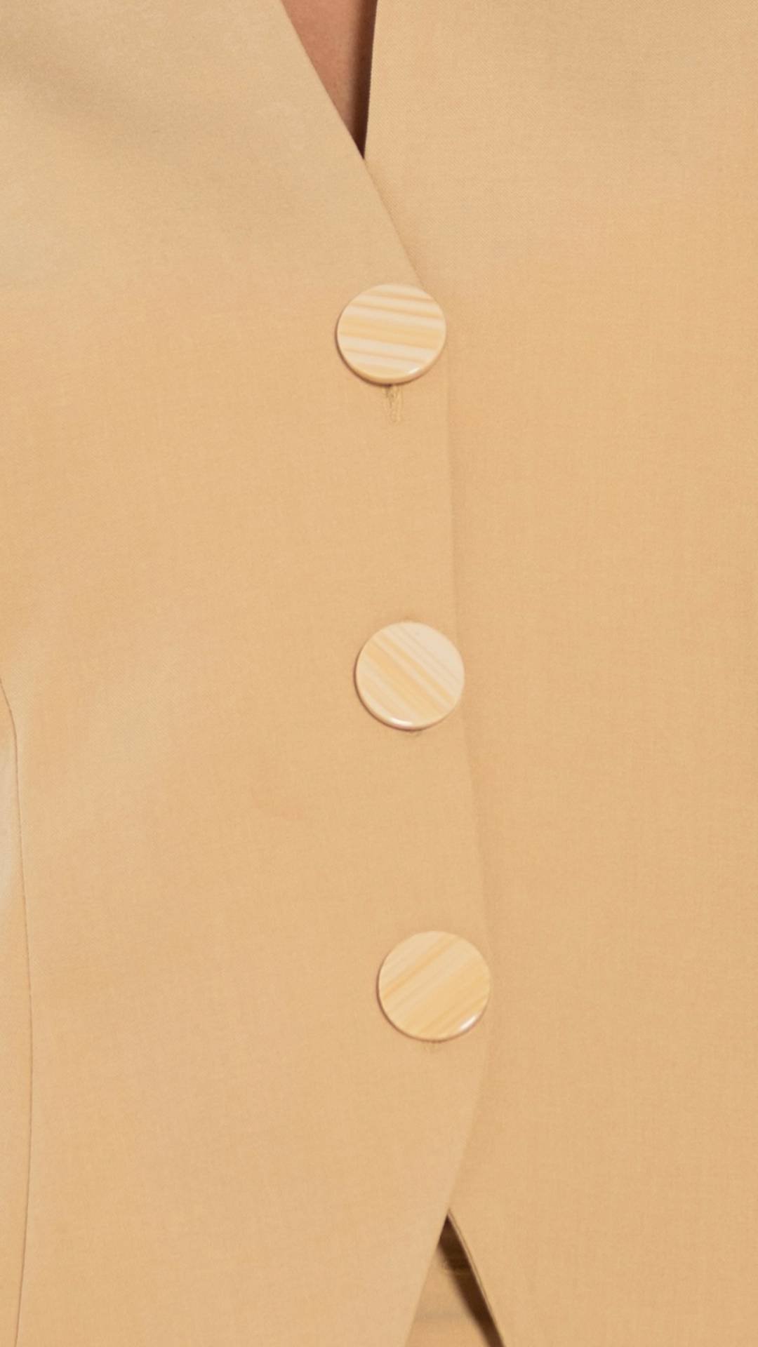Novo Santorini Sofisticado com Forro De Cetim: Colete forrado e detalhe da calça com abertura em ziper - Imagem 8